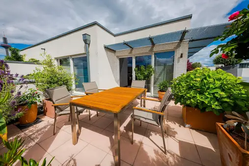 Frankfurt-Westend: Einmalige und energieeffiziente Dachgeschoss-Maisonette!