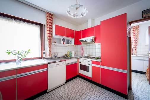 Küche mit Zugang zur Anrichte Küche mit Zugang zur Anrichte - Bungalow in 63457 Hanau mit 222m² kaufen