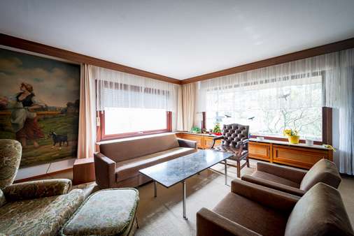 Wohnzimmer mit Blick in den schönen Garten Wohnzimmer mit Blick in den schönen Garten - Bungalow in 63457 Hanau mit 222m² kaufen