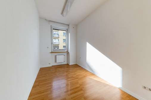 Arbeitszimmer im Hochparterre Arbeitszimmer im Hochparterre - Maisonette-Wohnung in 60596 Frankfurt mit 169m² kaufen