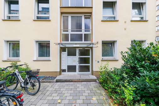Hauseingang Hauseingang - Erdgeschosswohnung in 60316 Frankfurt mit 55m² kaufen