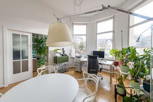 Esszimmer mit Übergang ins Wohnzimmer Esszimmer mit Übergang ins Wohnzimmer - Etagenwohnung in 60318 Frankfurt mit 110m² kaufen