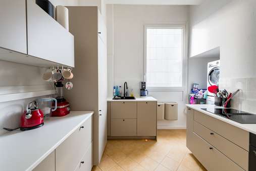 Küche mit Waschmaschine und Trockner Küche mit Waschmaschine und Trockner - Etagenwohnung in 60318 Frankfurt mit 110m² kaufen