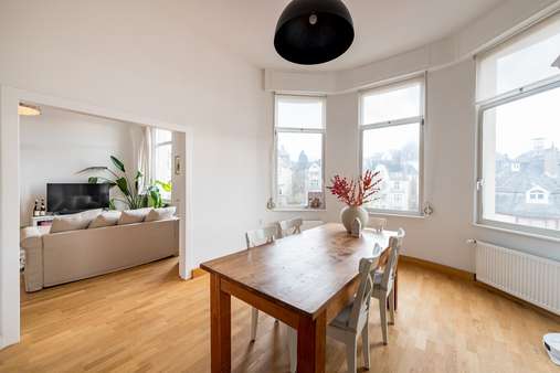 Esszimmer mit Durchgang in den Wohnbereich Esszimmer mit Durchgang in den Wohnbereich - Etagenwohnung in 60318 Frankfurt mit 110m² kaufen