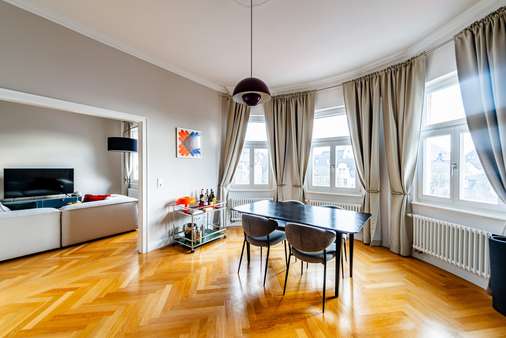 Esszimmer im Obergang zum Wohnzimmer Esszimmer im Obergang zum Wohnzimmer - Etagenwohnung in 60318 Frankfurt mit 111m² kaufen