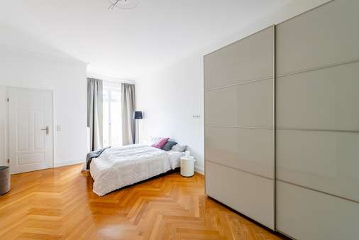 Schlafzimmer mit Bad und Balkon Schlafzimmer mit Bad und Balkon - Etagenwohnung in 60318 Frankfurt mit 111m² kaufen