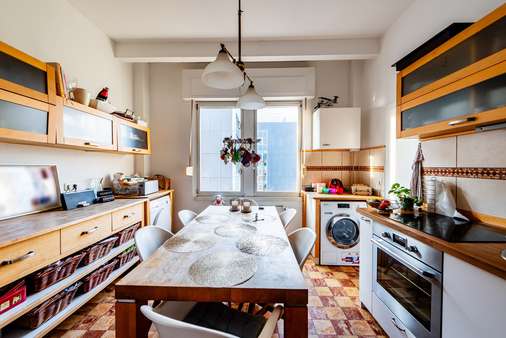 Küche mit Esstisch und Abstellkammer Küche mit Esstisch und Abstellkammer - Etagenwohnung in 60318 Frankfurt mit 75m² kaufen