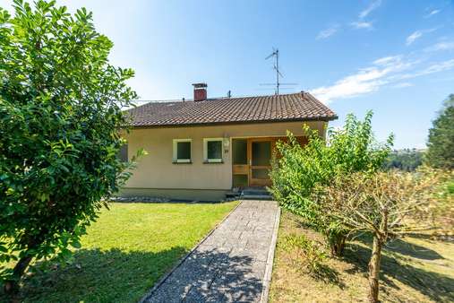 Hausansicht mit Eingang - Einfamilienhaus in 78333 Stockach mit 136m² kaufen