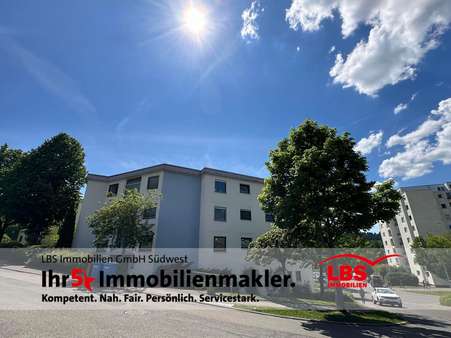 Hausansicht mit Eingang - Etagenwohnung in 78333 Stockach mit 79m² kaufen