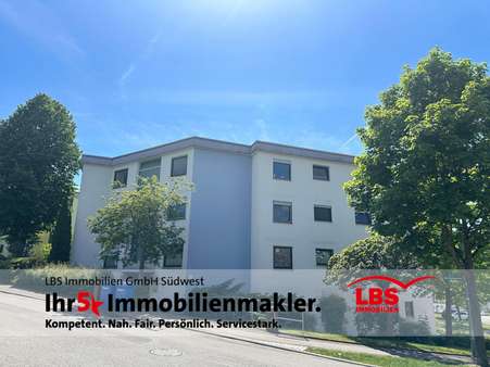 Hausansicht mit Eingang - Etagenwohnung in 78333 Stockach mit 79m² kaufen