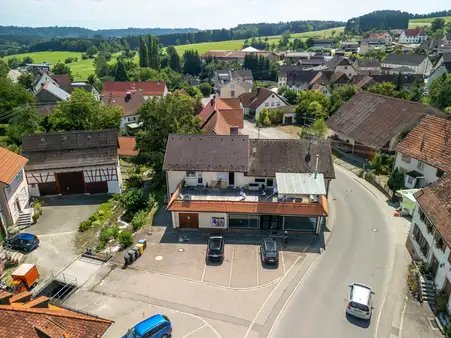 Wohn- und Geschäftshaus mit Photovoltaik-Anlage