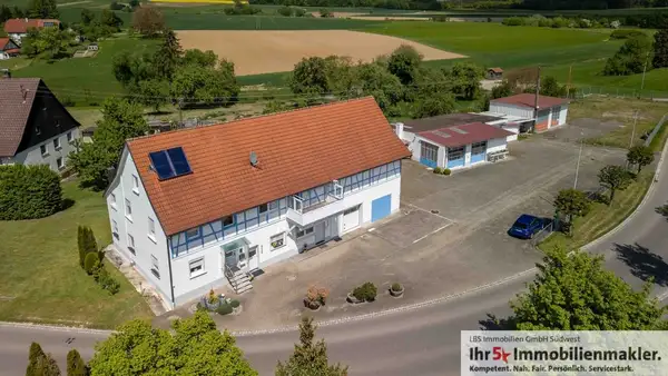 Gepflegtes Wohnhaus mit Gewerbehallen und großem Grundstück