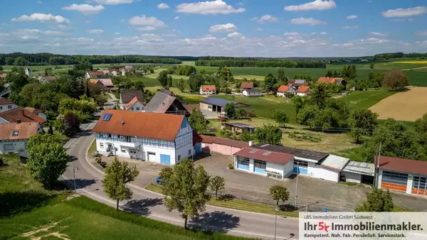 Gepflegtes Wohnhaus mit Gewerbehallen und großem Grundstück
