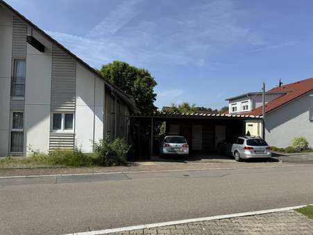 Hausansicht mit Carport Hausansicht mit Carport - Dachgeschosswohnung in 78357 Mühlingen mit 65m² kaufen