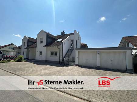 Hausansicht mit Garagen - Maisonette-Wohnung in 78357 Mühlingen mit 143m² kaufen