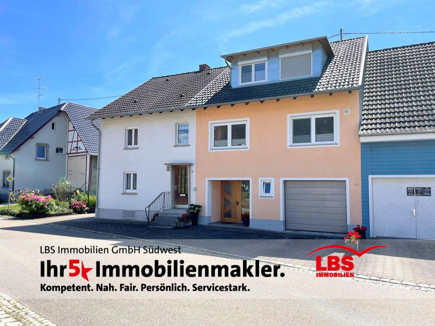 Außenansicht beide Häuser - Zweifamilienhaus in 78250 Tengen mit 233m² kaufen