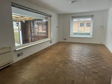 Freistehendes Einfamilienhaus mit großem Grundstück
