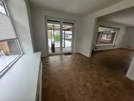Freistehendes Einfamilienhaus mit großem Grundstück
