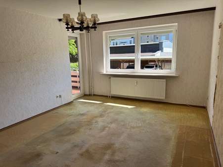Wohnzimmer m. Zutritt Loggia - Erdgeschosswohnung in 24534 Neumünster mit 70m² kaufen