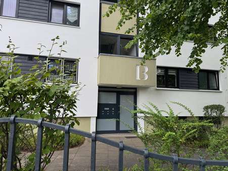 Hauseingang Hauseingang - Etagenwohnung in 24534 Neumünster mit 94m² kaufen