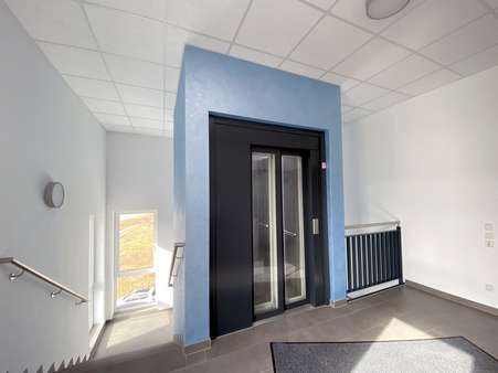 Treppenhaus mit Aufzug - Bürohaus in 73072 Donzdorf mit 692m² günstig mieten