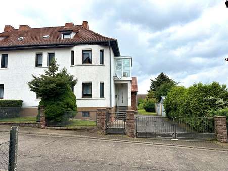 Ansicht Front mit Einfahrt - Einfamilienhaus in 36466 Dermbach mit 140m² kaufen