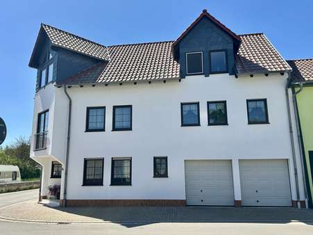 Ansicht rechts mit Doppelgarage - Einfamilienhaus in 99991 Unstrut-Hainich mit 217m² kaufen