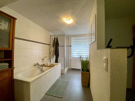 Wohneinheit Erdgeschoss-Badezimmer Wohneinheit Erdgeschoss-Badezimmer - Zweifamilienhaus in 36469 Bad Salzungen mit 169m² kaufen