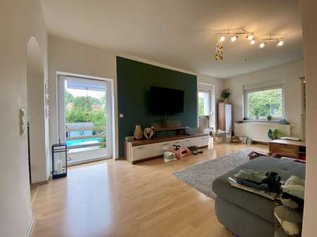 Wohneinheit Obergeschoss-Wohnzimmer Wohneinheit Obergeschoss-Wohnzimmer - Zweifamilienhaus in 36469 Bad Salzungen mit 169m² kaufen