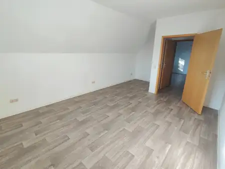 ***Charmante 4 Zimmer-Wohnung in kleiner Wohneinheit, renoviert + eigener Kellerraum***