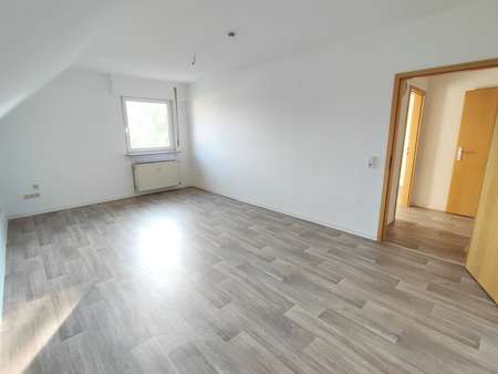 Wohnzimmer - Dachgeschosswohnung in 65474 Bischofsheim mit 95m² kaufen