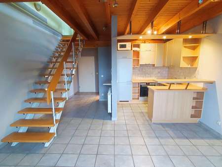 Wohnzimmer mit Blick zum Eingang, Küche und Treppenaufgang ins DG - Maisonette-Wohnung in 64560 Riedstadt mit 51m² kaufen