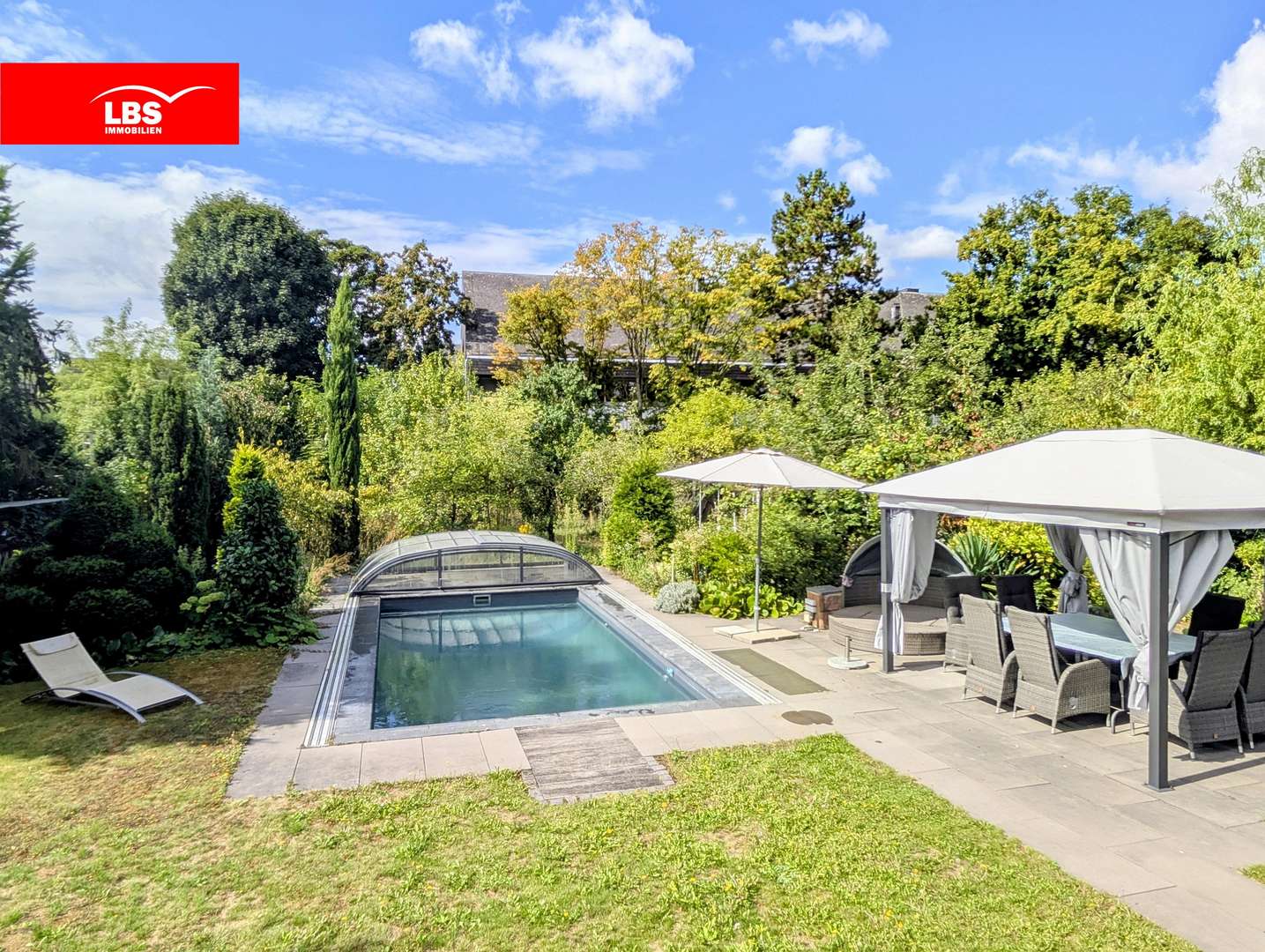 Garten mit Außenpool, Sonnenliegen und großer Terrasse - Zweifamilienhaus in 65428 Rüsselsheim mit 305m² kaufen