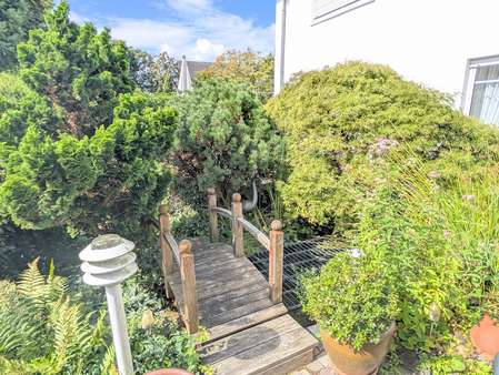 Teich mit einer kleinen Brücke - Zweifamilienhaus in 65428 Rüsselsheim mit 305m² kaufen