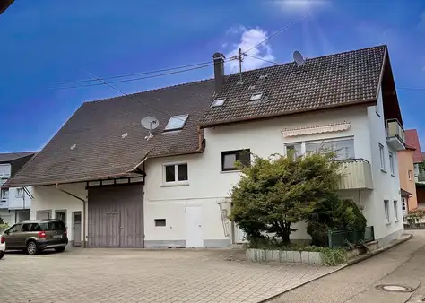 Geräumiges Mehrfamilienhaus in zentraler Lage