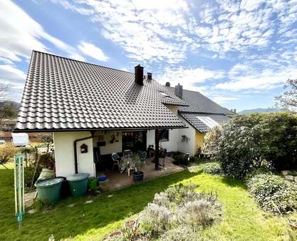 Blick vom Garten auf die Terrasse - Doppelhaushälfte in 76571 Gaggenau mit 164m² kaufen