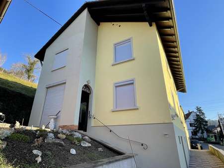 Eingangsbereich - Zweifamilienhaus in 76571 Gaggenau mit 152m² kaufen