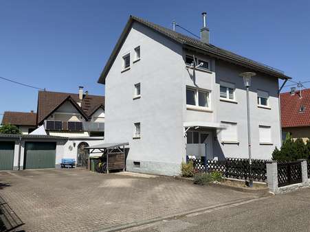 Garageneinfahrt Garageneinfahrt - Mehrfamilienhaus in 76571 Gaggenau mit 215m² kaufen