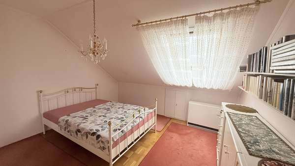 Schlafzimmer Schlafzimmer - Dachgeschosswohnung in 76534 Baden-Baden mit 49m² kaufen