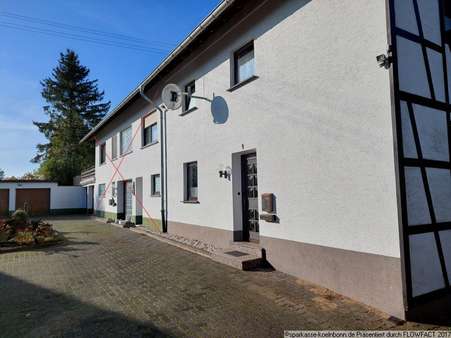 Gesamtansicht vorne - Doppelhaushälfte in 53940 Hellenthal mit 153m² günstig kaufen