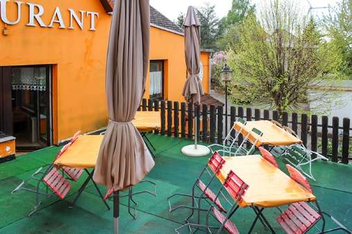 Terrasse mit Zugang zum Restaurant Terrasse mit Zugang zum Restaurant - Gastro in 01594 Riesa mit 1452m² kaufen