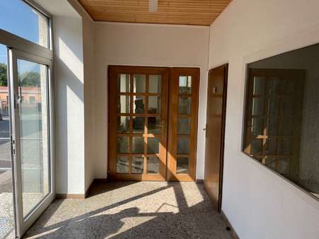 vom linken Hauseingang zum Saal West vom linken Hauseingang zum Saal West - Zweifamilienhaus in 01877 Bischofswerda mit 478m² kaufen