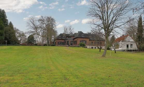 Rückansicht - Einfamilienhaus in 50996 Köln - Hahnwald mit 660m² kaufen