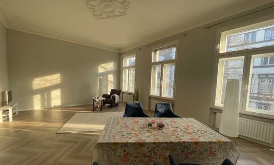 Wohnzimmer - Etagenwohnung in 53111 Bonn - Zentrum mit 86m² kaufen