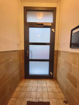 Neue Haustür  - Mehrfamilienhaus in 50733 Köln mit 661m² als Kapitalanlage kaufen