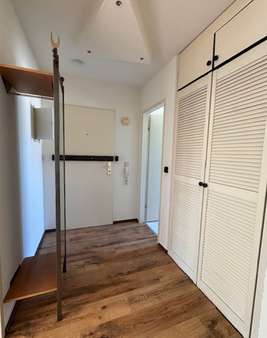 Diele Diele - Dachgeschosswohnung in 51145 Köln mit 63m² kaufen