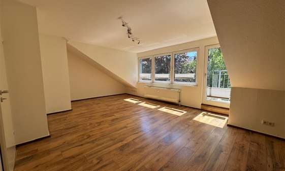 Wohnzimmer Wohnzimmer - Dachgeschosswohnung in 51145 Köln mit 63m² kaufen
