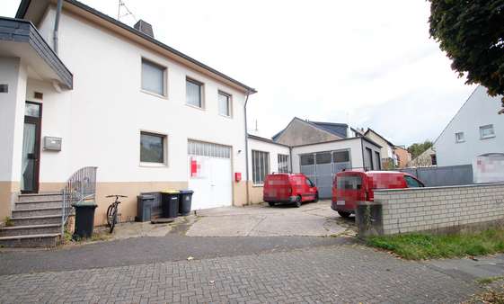 Zufahrt zur Malerwerkstatt Zufahrt zur Malerwerkstatt - Wohn- / Geschäftshaus in 53127 Bonn mit 65m² kaufen