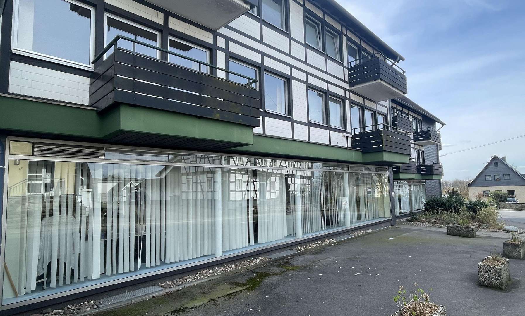Vorderansicht Vorderansicht - Wohn- / Geschäftshaus in 51491 Overath mit 991m² als Kapitalanlage kaufen