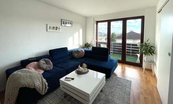 Wohnzimmer mit Zugang zum Balkon Wohnzimmer mit Zugang zum Balkon - Mehrfamilienhaus in 53177 Bonn mit 180m² kaufen